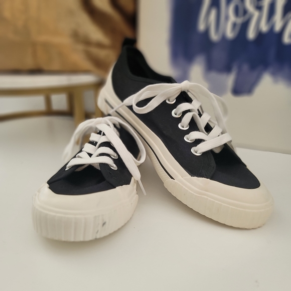 Esprit NWOT Black Canvas Cream Rubber Sneakers Women Size 9 - Picture 2 of 11